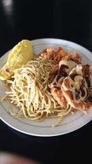 Spaghetti with egg and two chicken with vegetables