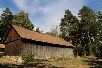 Obraz premium A wooden building with a wood roof