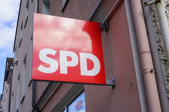 SPD-Schild an einem B&uuml;rgerb&uuml;ro der Partei in K&ouml;nigs Wusterhausen am 23.09.2023