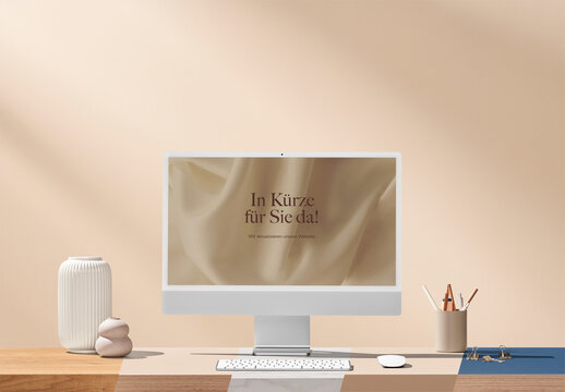 Modell mit Computer-Desktop