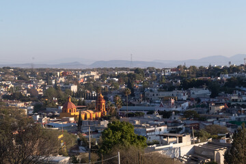 VISTA DEL PUEBLO DE BERNAL CON LA IGLESIA