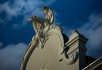 Rzeźba ptaka na zwieńczeniu kamienicy w Poznaniu © Magdalena