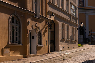 Fasady kamienic w słońcu © Magdalena