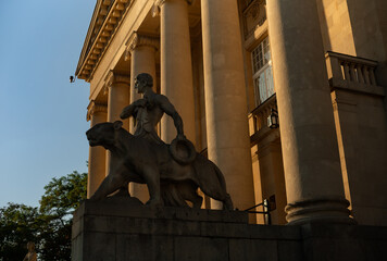 Pomniki z postaciami na lwach przy Teatrze Wielkim w Poznaniu © Magdalena