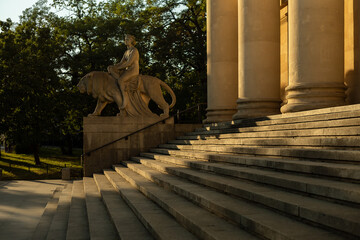 Pomniki z postaciami na lwach przy Teatrze Wielkim w Poznaniu © Magdalena