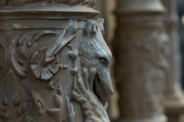 Rzeźba głowy lisa na kolumnie w centrum Poznania. - obrazy, fototapety, plakaty