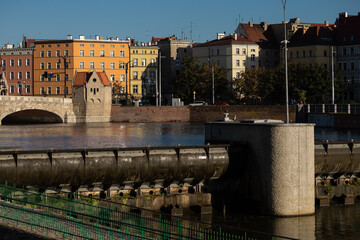 Widok na budynki i tamę na rzece Odra we Wrocławiu. © Magdalena