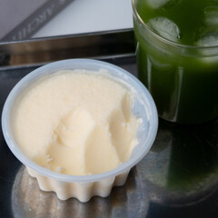 暑い日食べたい冷えたグリーンティーとアイスクリン