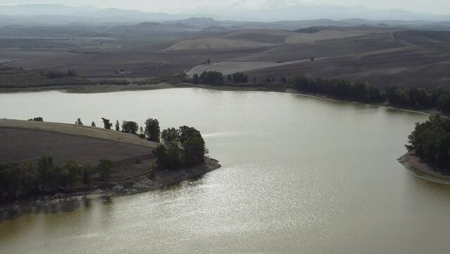 Videos a&eacute;reos del embalse de la Torre del &Aacute;guila, que se encuentra a pocos kil&oacute;metros del pueblo El Palmar de Troya, en la provincia de Sevilla.