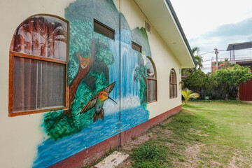 Fachada de graffiti de la selva con animales en un hotel en la selva peruana en Tarapoto - obrazy, fototapety, plakaty