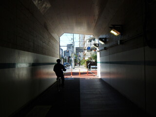 狭い歩行者用トンネルの出口
