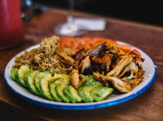 Plato de quinoa con aguacate, tomate y pollo