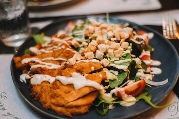 Ensalada cesar gourmet con pollo crujiente y verduras frescas