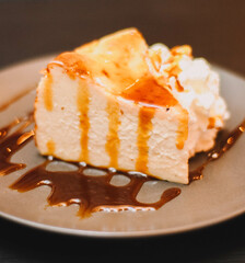 Postre casero de tarta de queso con sirope de mango