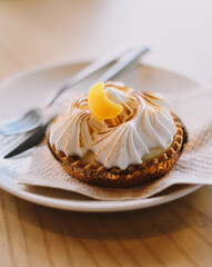 Tartaleta de lemon pie en una caferia de lujo mediterraneo