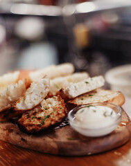 Racion de pan tostado con tomate y mayonesa de ajo, tipico de la cocina mediterranea