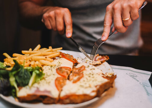 Milanesa napolitana de ternera tipica de argentina y uruguay