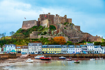 Mount Orgueil castle over the Gorey village promenade with yachts on the shore, Saint Martin, bailiwick of Jersey, Channel Islands, Great Britain - obrazy, fototapety, plakaty