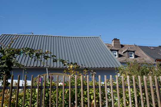 Garten und Geb&auml;ude mit Dach ausTrapezblech