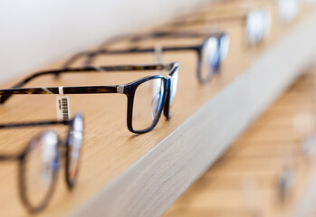 Brillenpräsentation in einem Optiker Geschäft