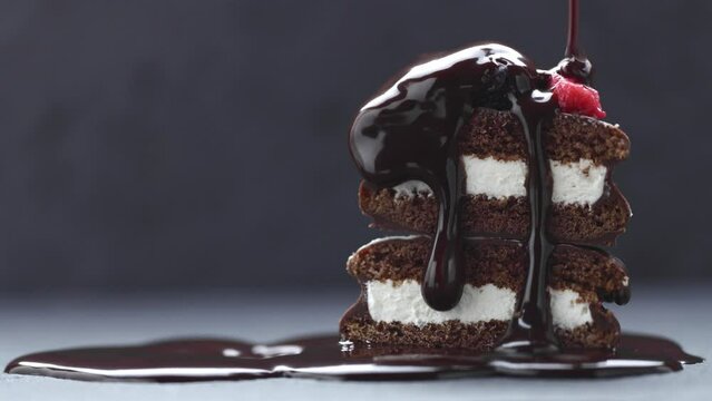 チョコレートのシロップを甘いケーキにかける
