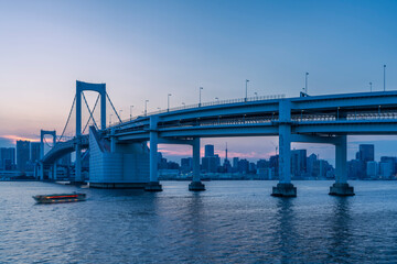 マジックアワーのレインボーブリッジと東京都心の都市風景