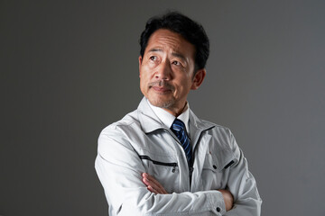 作業員のポートレート　黒背景