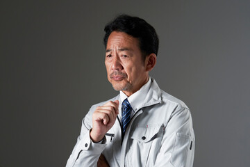 悩む作業員　黒背景