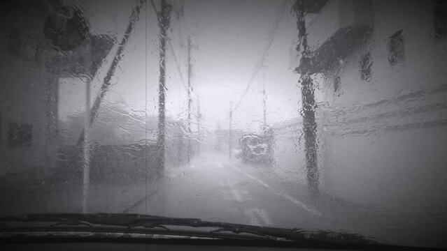 ゲリラ豪雨　駐車場の車と雨の飛沫マイムービー