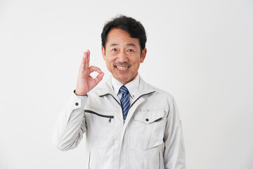 OKサインをする作業員　白背景