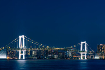 ライトアップされたレインボーブリッジと東京都心の夜景