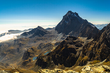 Il Monviso, il Re di Pietra delle Alpi Cozie con i suoi laghi e le numerose vette che lo circondano
