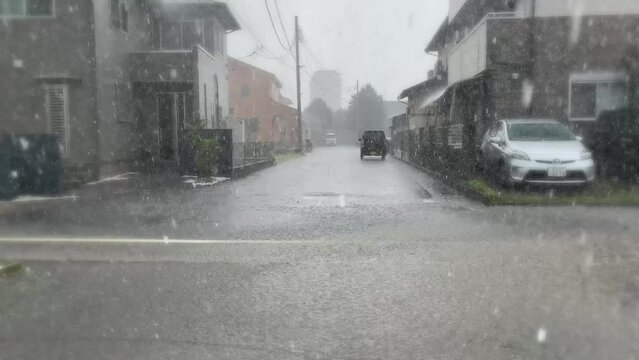 ゲリラ豪雨　駐車場の車と雨の飛沫マイムービー