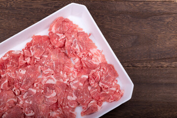 テーブルの上の豚肉のパック