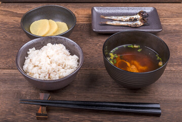 ご飯と味噌汁と目刺の食卓