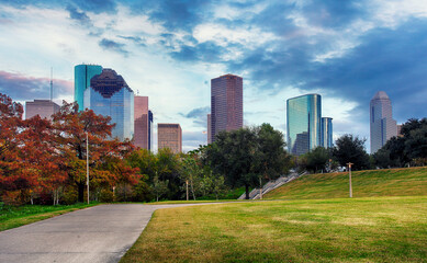 Obraz premium Houston skyline in sunny day from park grass of Texas USA