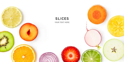 Foto op Plexiglas Fruit and vegetable slice frame border isolated on white background. © ifiStudio