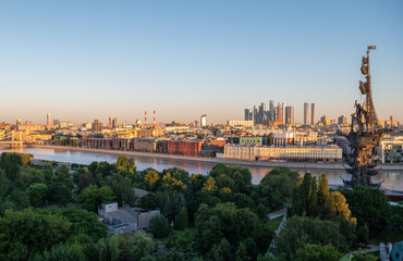 Obraz premium July 16, 2022, Moscow, Russia. View of the monument to Peter the Great by Zurab Tsereteli in the center of the Russian capital on a summer morning