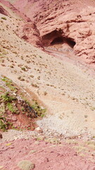 Les gorges tizi N'Ghougoult Atlas maroc, avec des rochers et sa terre rouge, sa peu de...