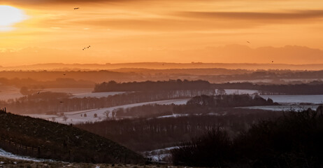 Obraz premium Sunrise across hills