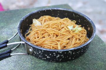 アウトドアで作る焼きそば
