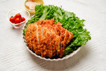 Salad, breaded and fried chicken