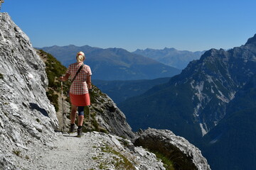 Frau wandert im Stubaital in Tirol
