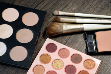 make up brushes and powder