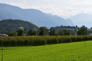 Schöne Landschaft mit Bergen in Prissian in Südtirol 