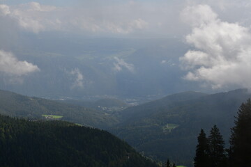 Blick ins Tal an einem wolkigen Tag beim Gampenpass in Südtirol 