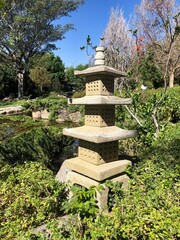 Pagoda japonesa en un día soleado