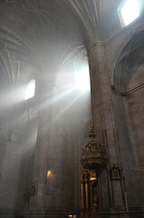 Wnętrze kościoła św. Jakuba w Logrono z wpadającymi przez okno promieniami światła