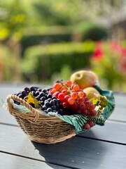 Obstkorb mit Weintrauben und Äpfeln