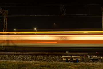 Przejeżdżający pociąg nocą © Mateusz